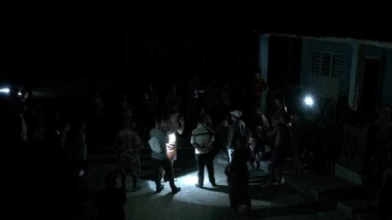 Autoridades locales en el lugar de las protestas en Nuevitas.