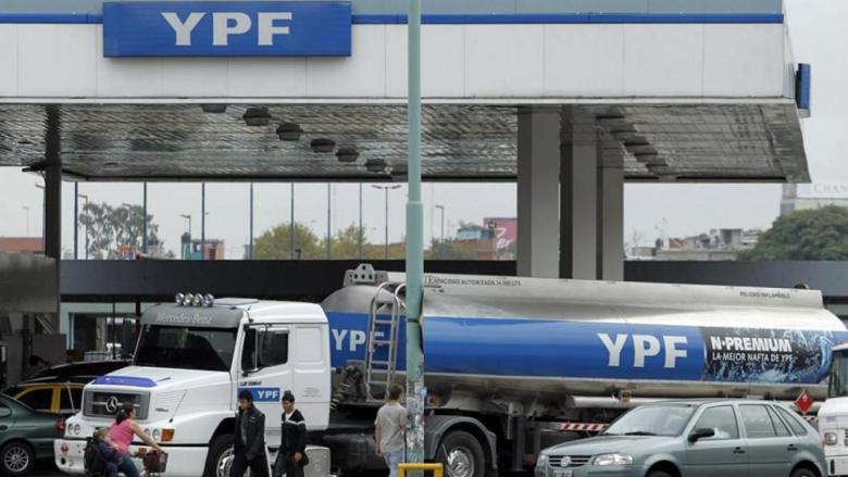 Un camión de combustible de YPF Argentina.